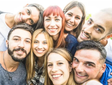 Skupinová fotografie kandidátů Živé Vrané